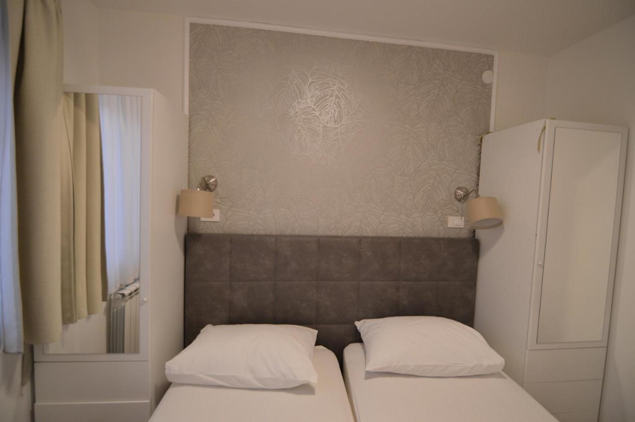 Apartments By The Sea Starigrad, Paklenica - 16421 Starigrad Paklenica Exterior foto